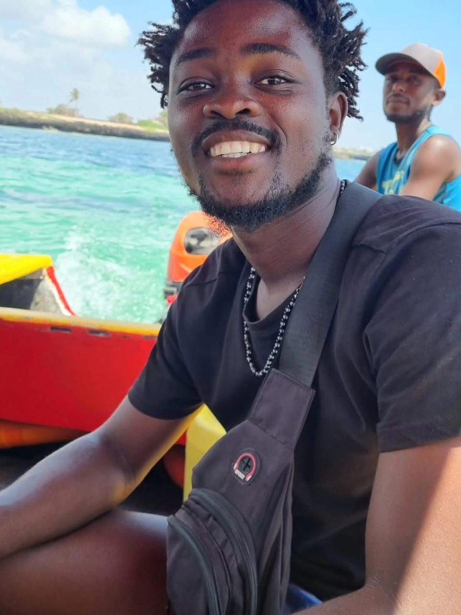 Robert Doza su una barca al largo di Watamu